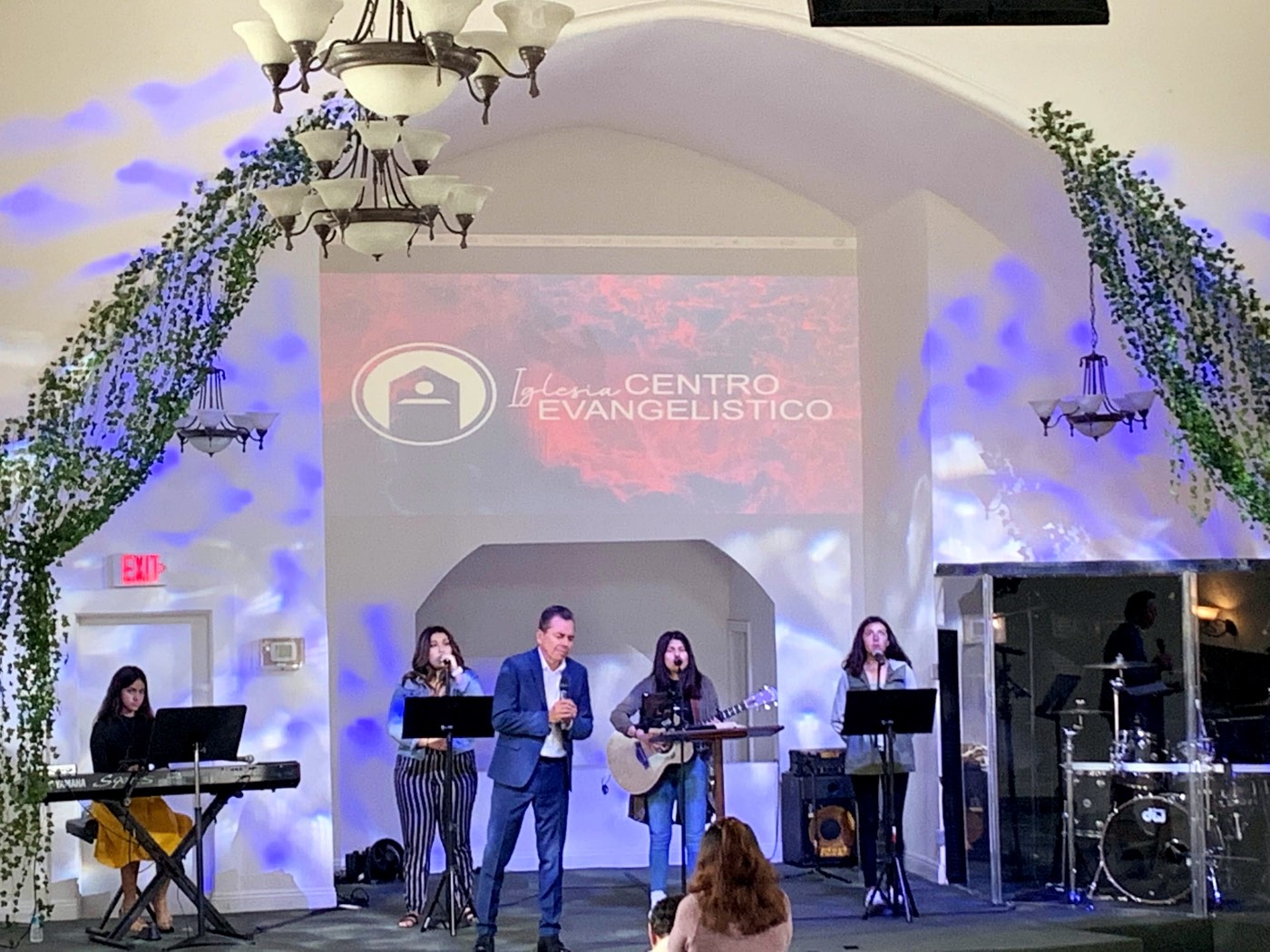 El santuario de Centro Evangelístico durante un servicio, con el equipo de alabanza en la plataforma.