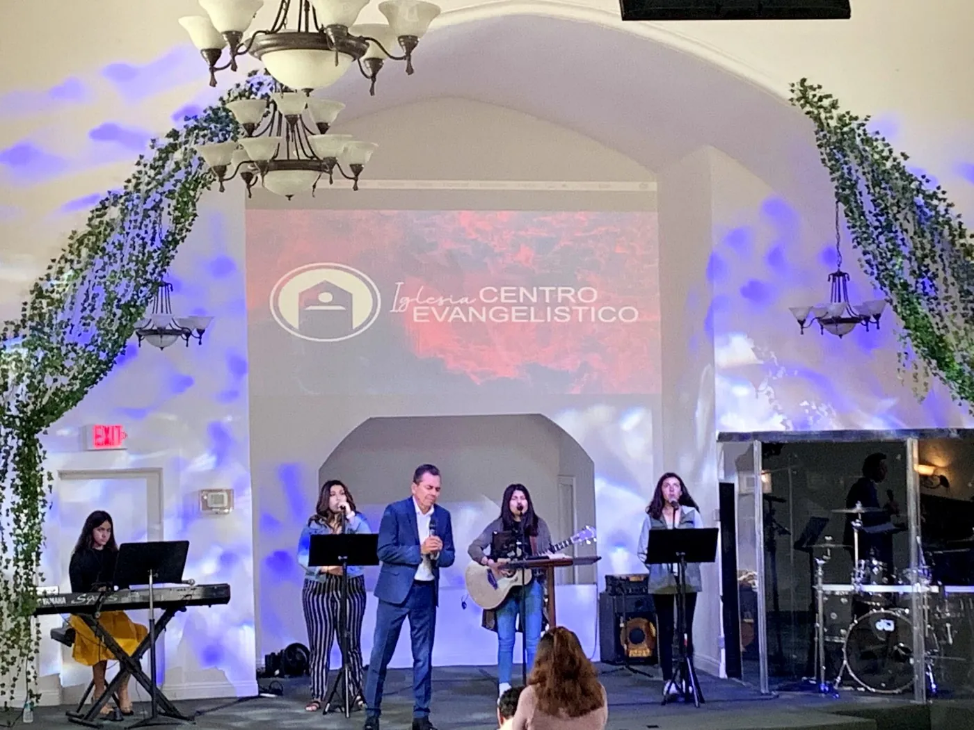 El santuario de Centro Evangelístico durante un servicio, con el equipo de alabanza en la plataforma.